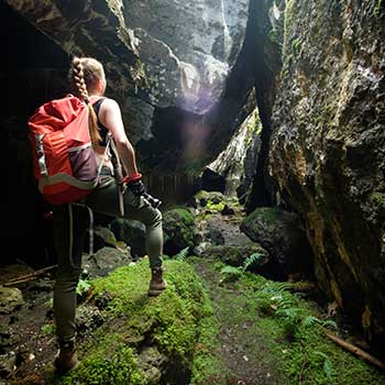 foto aficionada espeleologa en una cueva